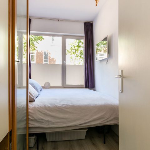 Bestaand: tweepersoonsbed in kinderkamer